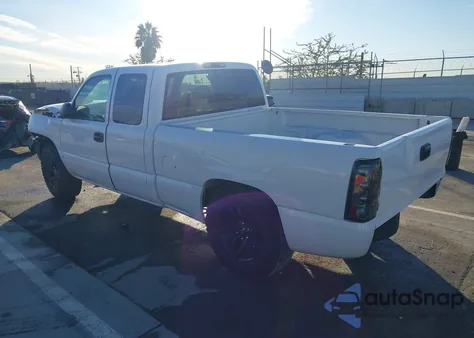 2000 Chevrolet Silverado 1500 Ls z USA, uszkodzony, nr VIN 2GCEC19W4Y1253008